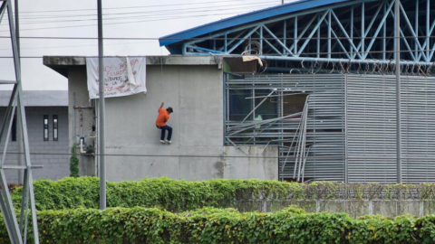 Presos de la cárcel de Guayaquil intentaban escapar de la violencia entre bandas.