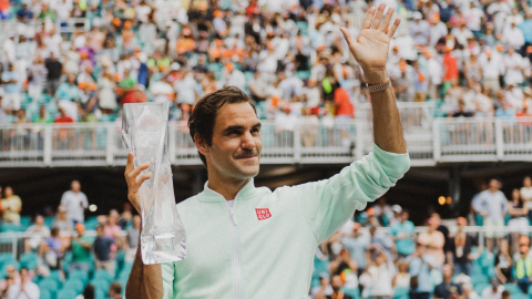 El tenista suizo Roger Federer sostiene su título del Abierto de Miami, que lo ganó en 2019.