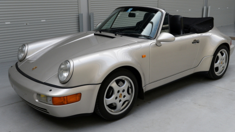 Un Porsche 911 Carrera 2 Tipo 964 'Works Turbo Look' Cabriolet perteneciente al fallecido astro del fútbol Diego Maradona cuando estaba en el FC Sevilla se exhibe en un almacén en Vichte antes de ser subastado por la casa de subastas Bonhams, Bélgica, el 2 de marzo de 2021.