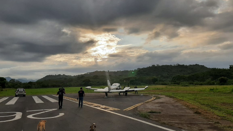 Agentes de la Policía hallaron una avioneta con droga en una pista localizada en Manglaralto, el 2 de marzo de 2021.