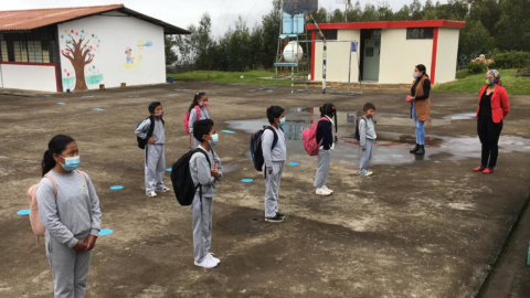 Estudiantes de la escuela 13 de Abril, ubicada en el cantón Pedro Moncayo, durante el regreso a clases, el 2 de marzo de 2021.