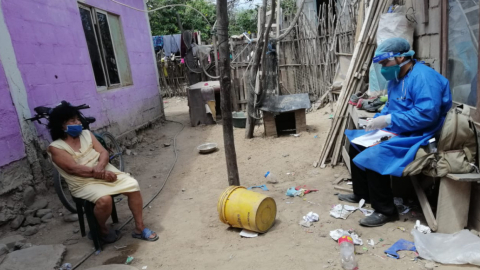 Un médico rural atiende a una paciente en la parroquia de Chanduy, Santa Elena.