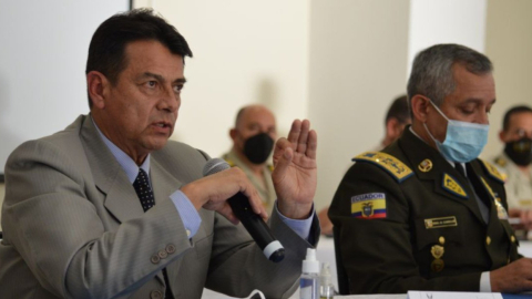 El ministro de Gobierno, Patricio Pazmiño, junto al comandante de la Policía, Patricio Carillo, el 13 de enero de 2021.