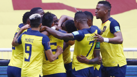 Los futbolistas ecuatorianos festejan uno de los goles ante Colombia, el 17 de noviembre de 2020.