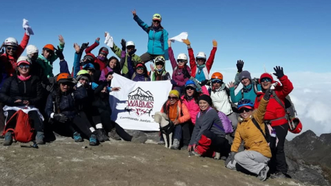 Una parte del grupo Yanasacha Warmis en la cumbre del Guagua Pichincha, en 2019.