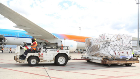 Un avión de la empresa aérea KLM llegó a Quito, el 3 de marzo de 2021, con el cuarto lote de 31.590 dosis de la vacuna contra el Covid-19.