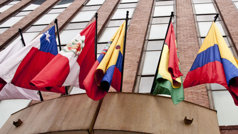 Banderas de los cinco países que integran el Parlamento Andino, en su sede en Bogotá, Colombia.