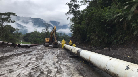 Personal de Petroecuador durante la construcción de la sexta variante del SOTE, en la provincia de Napo, el 3 de marzo de 2021.