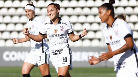 Las jugadoras de Corinthians celebran uno de los goles ante El Nacional por la Copa Libertadores femenina, el viernes 5 de marzo de 2021, en Buenos Aires.