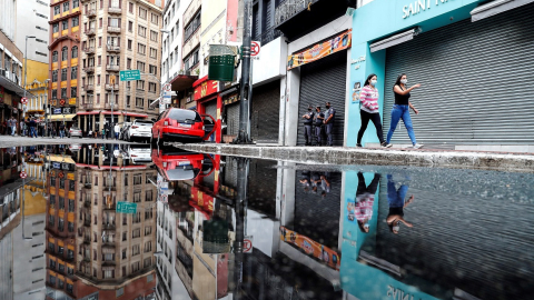 Los locales comerciales en el centro de Sao Paulo, Brasil, amanecieron cerrados, el 6 de marzo de 2021. 