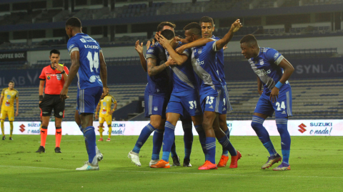 Los jugadores de Emelec festejan el gol de Facundo Barceló por la LigaPro, el sábado 6 de marzo de 2021.