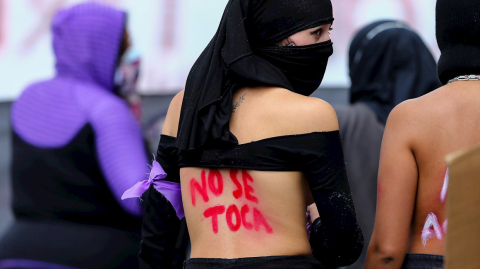 Decenas de mujeres marcharon en Quito este 7 de marzo de 2021, en conmemoración del Día Internacional de la Mujer.