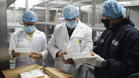 El ministro de Salud, Rodolfo Farfán, durante la inspección de las vacunas donadas por Chile a Ecuador, el 6 de marzo de 2021. 