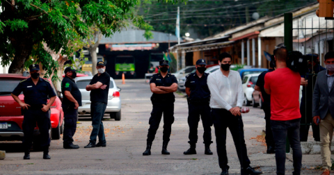 Policías custodian la sede de la Superintendencia de Policía Científica donde se prevé la reunión de la junta médica de peritos oficiales.