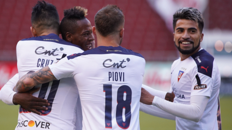 Los futbolistas de Liga de Quito se abrazan después de uno de los goles ante Universidad Católica, el sábado 6 de marzo de 2021.