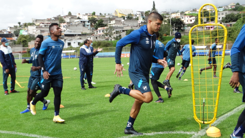 Los jugadores de Universidad Católica cumplen una jornada de entrenamiento en el Complejo Deportivo de la Armenia, el 5 de marzo de 2021.