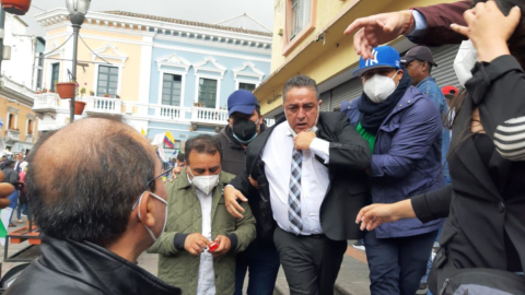 El presidente de la AME, Raúl Delgado, es asistido por sus colaboradores tras un incidente en el Centro de Quito, el 9 de marzo de 2021.