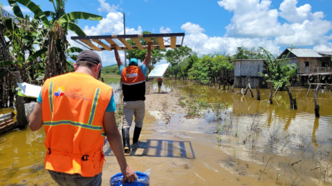 Personal del Servicio de Gestión de Riesgos durante las actividades para atender a poblaciones afectadas por las inundaciones, en marzo de 2021. 