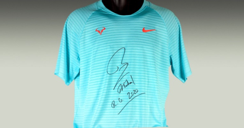 El tenista Rafael Nadal entregó una de sus camisetas de juego firmada.