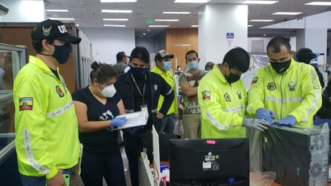 Agentes de la Policía allanaron las oficinas del SRI en Guayaquil la madrugada del 9 de marzo de 2021.