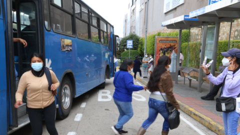 Personas en una de las paradas de bus en el sector de El Condado, en el norte de Quito, el 25 de febrero de 2021.