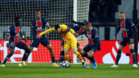 Lionel Messi defiende una pelota ante cinco futbolistas del PSG, en los octavos de final de Champions, el miércoles 10 de marzo de 2021.