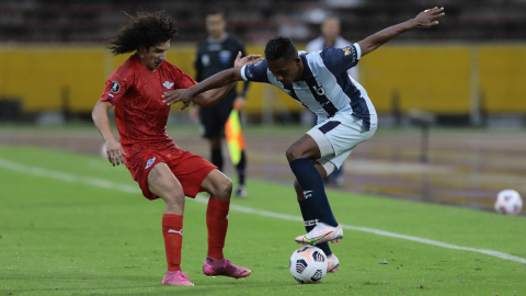 El futbolista de Universidad Católica, Walter Chalá, controla una pelota en el partido ante Libertad por Copa Libertadores, el miércoles 10 de marzo de 2021.