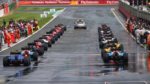 Los pilotos en la línea de salida en el circuito de Silverstone, de la Fórmula 1.