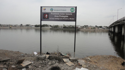 Pese a la prohibición de botar basura en el estero de Guayaquil, los moradores aún dejan escombros.