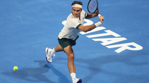 Roger Federer durante el partido ante Nikoloz Basilashvili en el Abierto de Doha (Qatar), el jueves 11 de marzo.