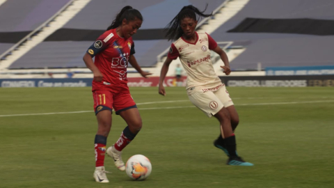 La jugadora de El Nacional, Karen Villa, maneja una pelota en el partido ante Universitario por Copa Libertadores, el jueves 11 de marzo de 2021.