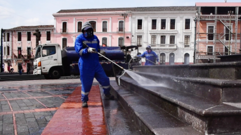 Un trabajador de Emaseo limpia la Plaza de Santo Domingo, uno de los 'puntos húmedos' de Quito, el 18 de febrero de 2021.