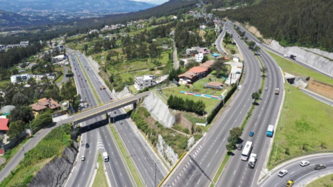 Fotografía panorámica del intercambiador de la Ruta Viva (izq,) y la avenida Simón Bolívar (der), en Quito, en diciembre de 2020.