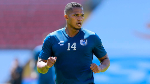 El futbolista ecuatoriano en uno de sus entrenamientos con el Querétaro de México.