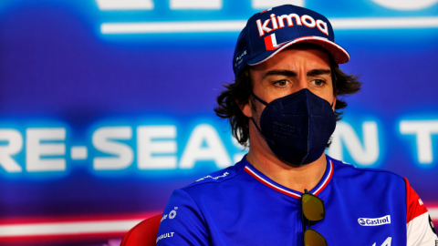 El piloto español Fernando Alonso, del Alpine Fórmula 1 Team, en la conferencia de prensa de la FIA en el hipódromo de Sakhir, Bahrein, el 12 de marzo de 2021.