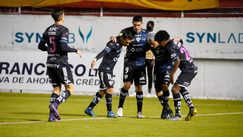 Los jugadores de Independiente celebran uno de los cuatro tantos convertidos en Chillogallo, este sábado 13 de marzo de 2021.