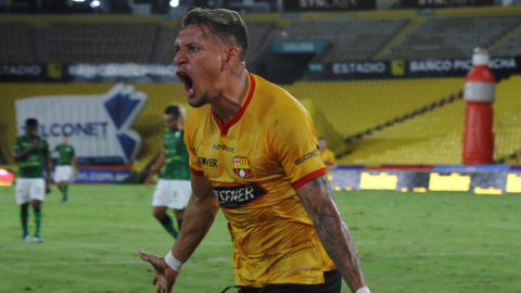 El delantero ecuatoriano, Carlos Garcés, celebra su gol anotado contra Orense, el domingo 14 de marzo de 2021.