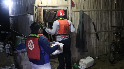 Varias familias del caserío El Tigre fueron evacuadas la noche del domingo 14 de marzo de 2021 por el desbordamiento del río La Camarona, en el kilómetro 53 de la vía a la costa.