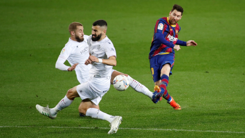 Lionel Messi remata al arco en el partido ante Huesca, en Barcelona, el lunes 15 de marzo de 2021.