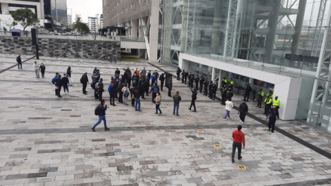 Un grupo de proveedores protestó en contra del Ministerio de Finanzas por los atrasos en sus asignaciones, el 11 de marzo, en la Plataforma Financiera (Quito).