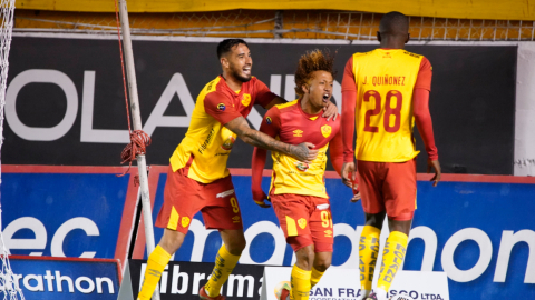 Los jugadores de Aucas festejan un gol anotado en el Gonzalo Pozo Ripalda, por el torneo local.