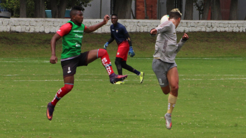 Jugadores de El Nacional durante un entrenamiento en el Complejo de Tumbaco, previo al inicio de la Serie B, el 16 de marzo de 2021.