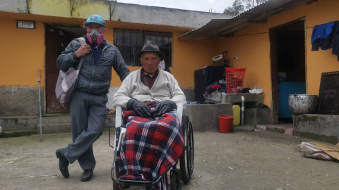 Wilson Salazar, junto a su padre, Segundo Salazar, en la parroquia rural El Chaupi, el 16 de marzo de 2021.