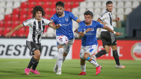 Andrés López,de Católica, en una jugada ante Libertad, en Paraguay, por la Copa Libertadores, el 17 de marzo de 2021.