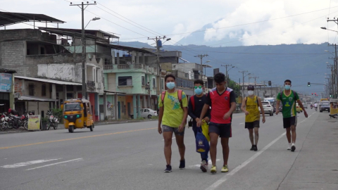 Jóvenes de La Troncal, provincia de Cañar, caminando por una de las calles del cantón, el 19 de marzo de 2021.