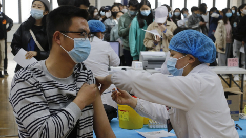 Un estudiante universitario se vacuna en una ciudad del noroeste de China, el 18 de marzo de 2021.