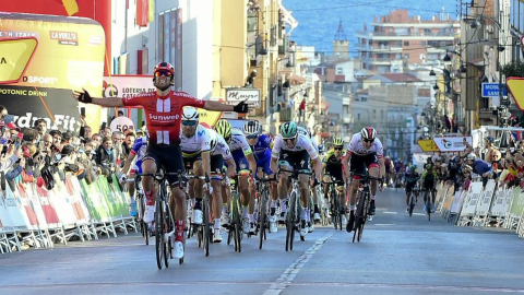 Los corredores llegan a la meta de una de las etapas de la Volta Catalunya, en la edición de 2019.