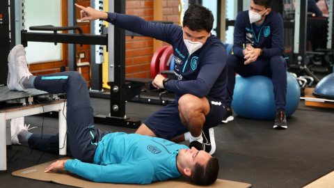 El delantero Leonardo Campana efectúa una activación en el gimnasio, en la Casa de la Selección, el domingo 21 de marzo.