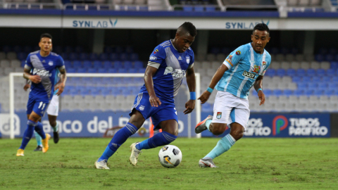 El jugador de Emelec, Bryan Carabalí, maneja una pelota ante 9 de Octubre, en el George Capwell, el 21 de marzo de 2021.