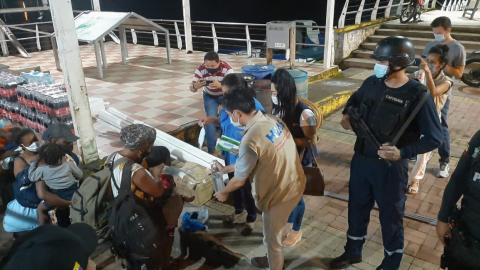 Un grupo de 44 ciudadanos de Haití arriban a El Coca, en Orellana, en su paso para migrar a Estados Unidos.